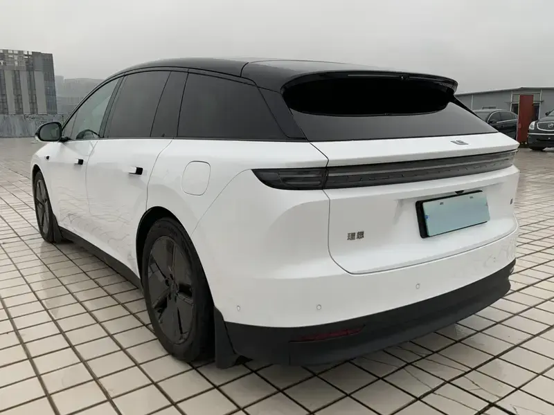 2025 Li Auto (Lixiang) i6 с пробегом 15 000 км