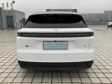2025 Li Auto (Lixiang) i6 с пробегом 15 000 км