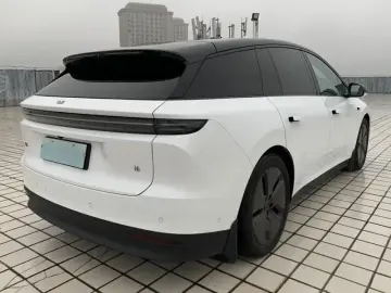 2025 Li Auto (Lixiang) i6 с пробегом 15 000 км