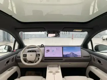 2025 Li Auto (Lixiang) i6 с пробегом 15 000 км