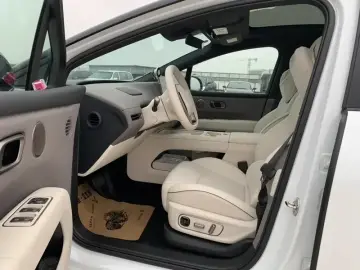 2025 Li Auto (Lixiang) i6 с пробегом 15 000 км