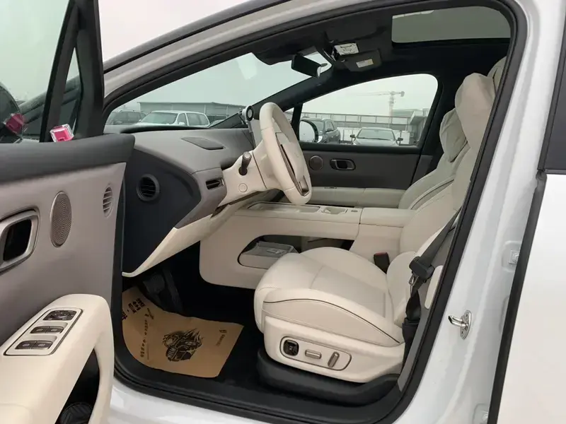 2025 Li Auto (Lixiang) i6 с пробегом 15 000 км