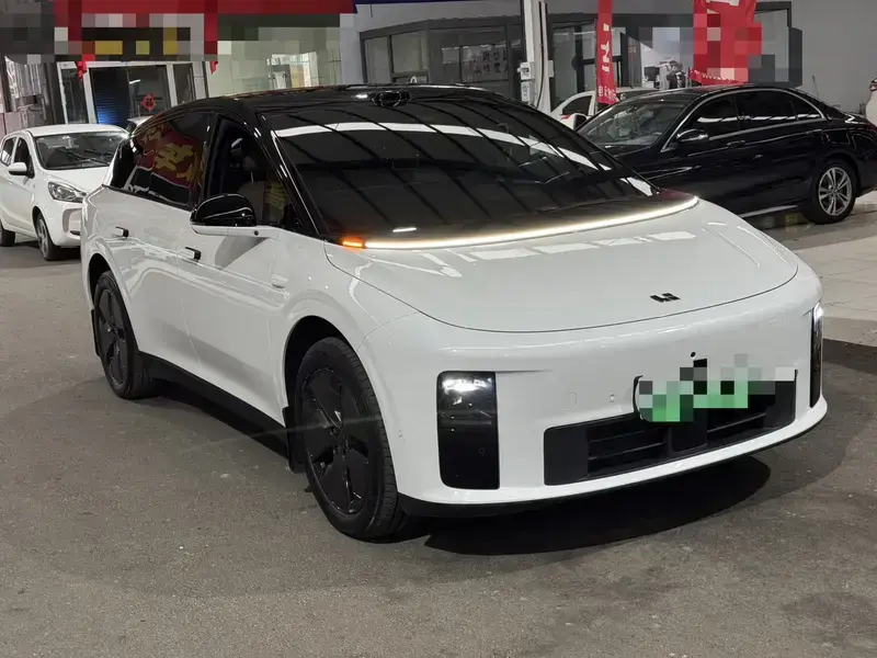 2025 Li Auto (Lixiang) i6 с пробегом 19 000 км