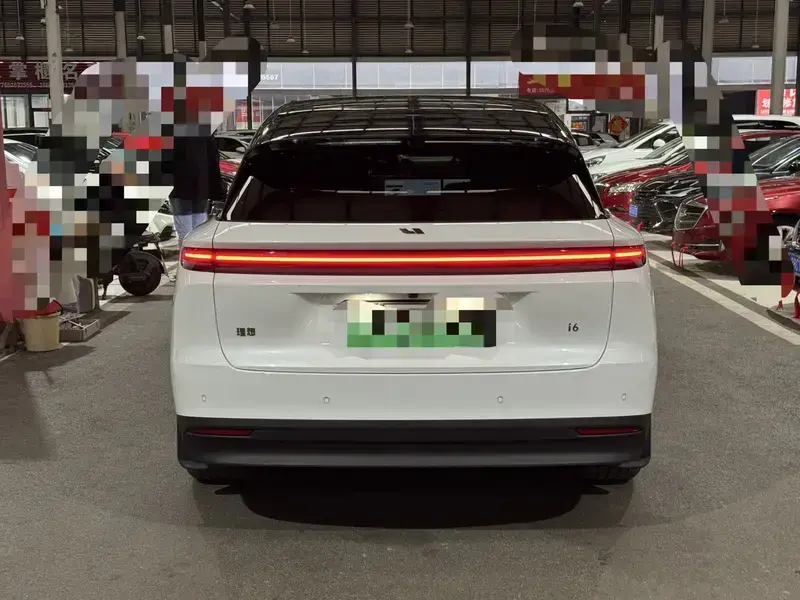 2025 Li Auto (Lixiang) i6 с пробегом 19 000 км