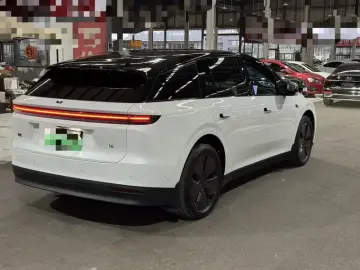 2025 Li Auto (Lixiang) i6 с пробегом 19 000 км