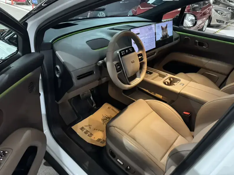 2025 Li Auto (Lixiang) i6 с пробегом 19 000 км
