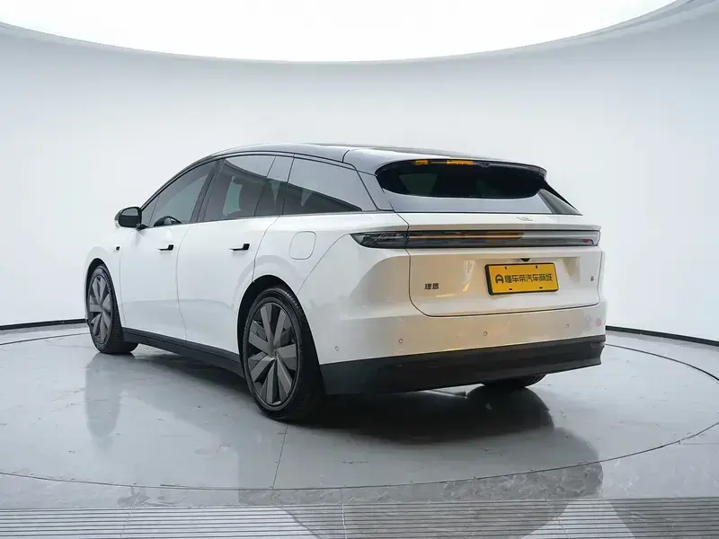 2025 Li Auto (Lixiang) i6 с пробегом 25 500 км
