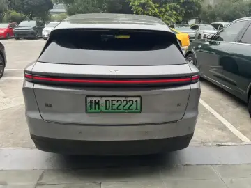 2025 Li Auto (Lixiang) i6 с пробегом 11 000 км
