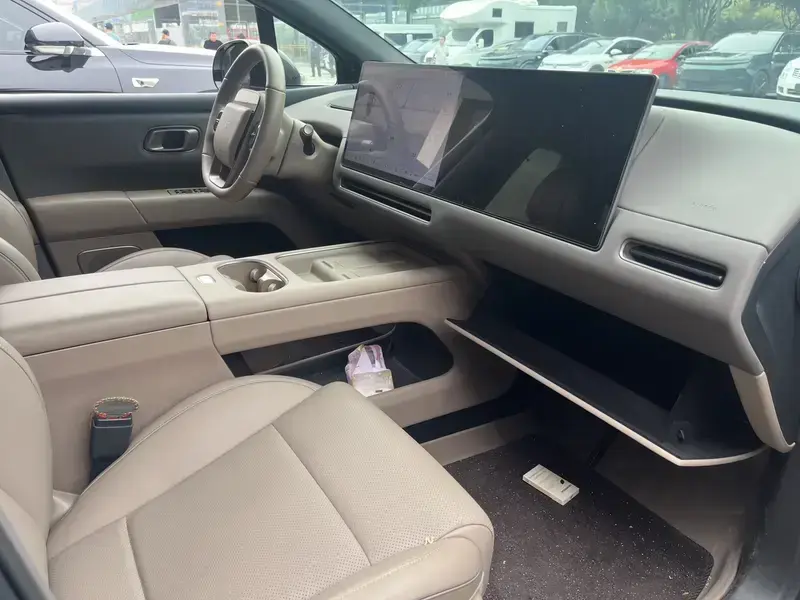 2025 Li Auto (Lixiang) i6 с пробегом 11 000 км
