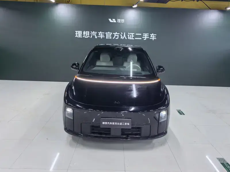 2025 Li Auto (Lixiang) i6 с пробегом 400 км
