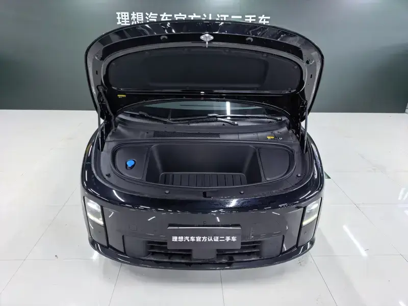2025 Li Auto (Lixiang) i6 с пробегом 400 км
