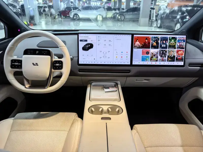 2025 Li Auto (Lixiang) i6 с пробегом 400 км