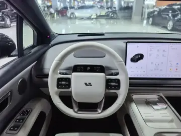 2025 Li Auto (Lixiang) i6 с пробегом 400 км