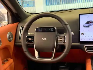 2025 Li Auto (Lixiang) L8 с пробегом 15 000 км