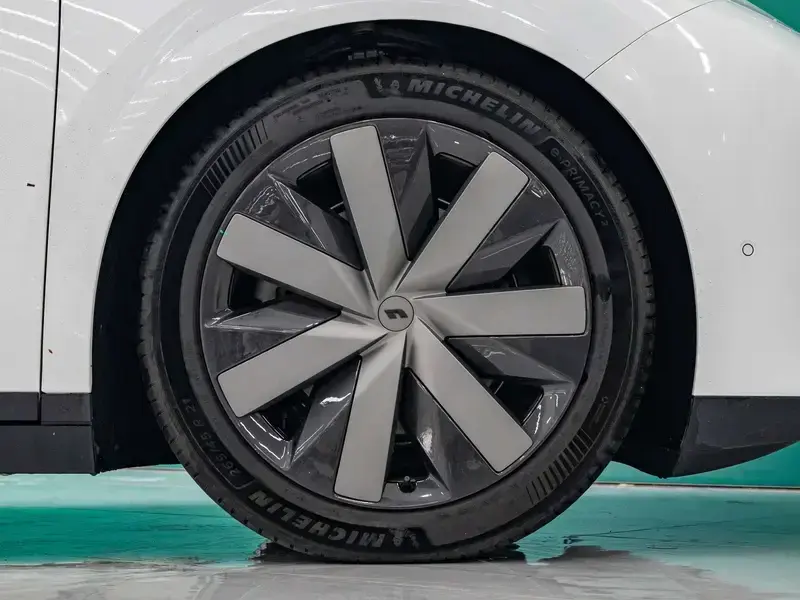 2025 Li Auto (Lixiang) i8 с пробегом 11 600 км