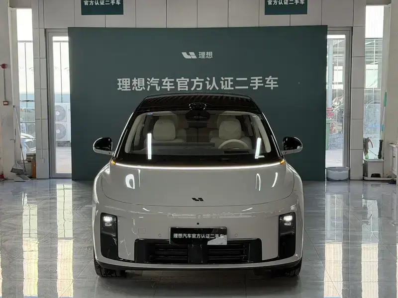 2025 Li Auto (Lixiang) i8 с пробегом 12 000 км