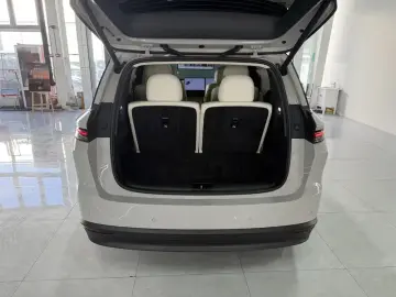 2025 Li Auto (Lixiang) i8 с пробегом 12 000 км