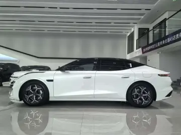 2026 Lynk & Co 10 с пробегом 400 км