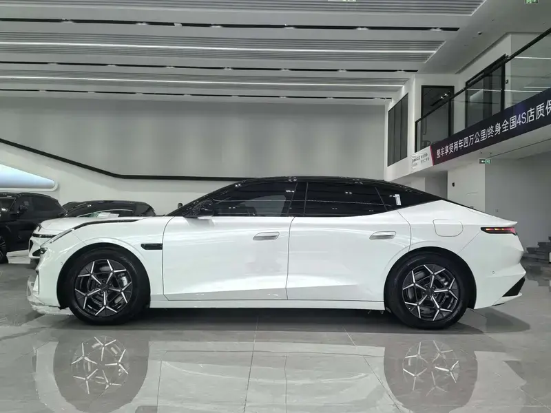 2026 Lynk & Co 10 с пробегом 400 км