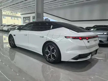 2026 Lynk & Co 10 с пробегом 400 км