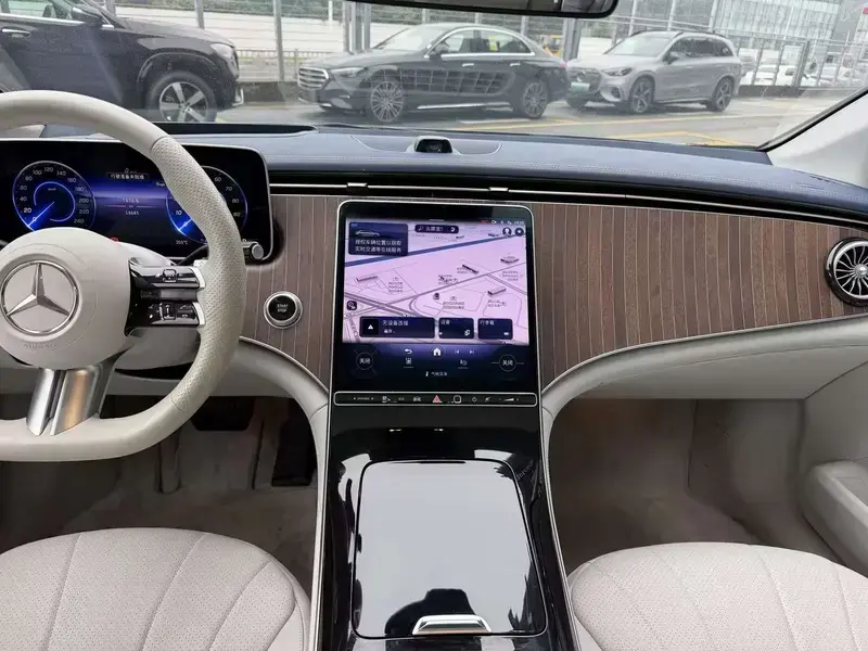 2025 Mercedes-Benz EQE с пробегом 18 600 км