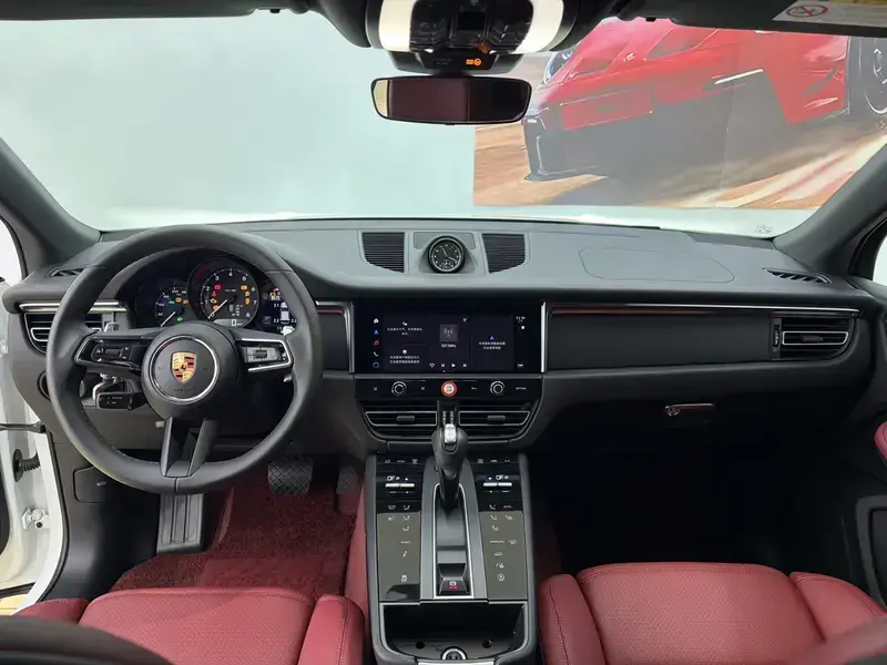 2023 Porsche Macan с пробегом 12 000 км