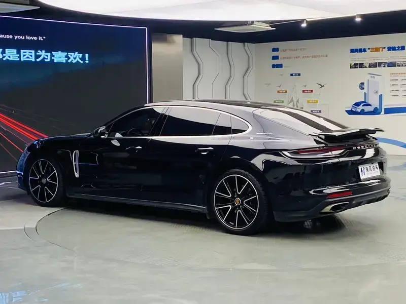 2023 Porsche Panamera с пробегом 37 000 км