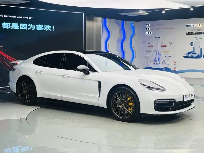2023 Porsche Panamera с пробегом 40 000 км