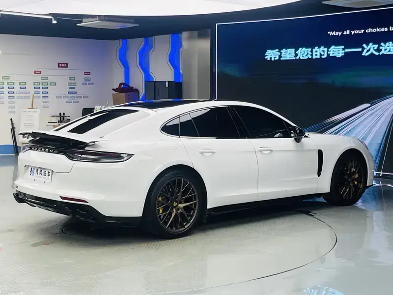 2023 Porsche Panamera с пробегом 40 000 км