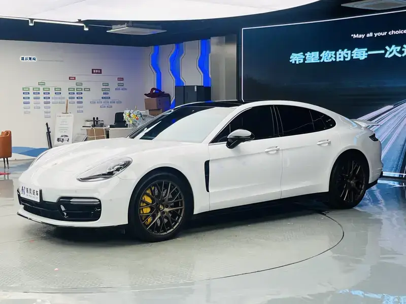 2023 Porsche Panamera с пробегом 40 000 км