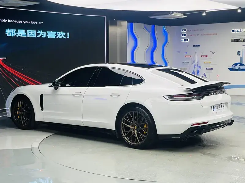 2023 Porsche Panamera с пробегом 40 000 км
