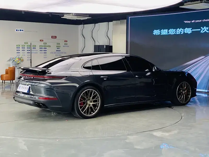 2024 Porsche Panamera с пробегом 12 000 км