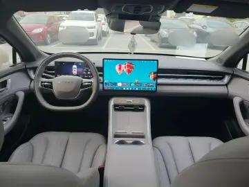 2025 Roewe M7 с пробегом 9 400 км