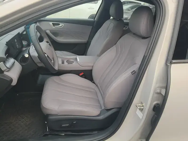 2025 Roewe M7 с пробегом 9 400 км
