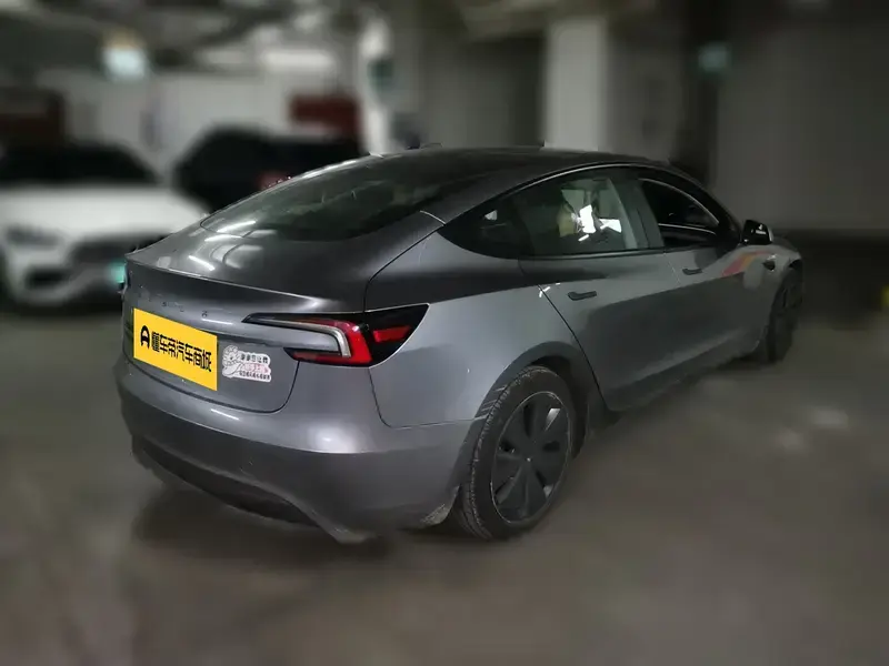 2025 Tesla Model 3 с пробегом 6 000 км