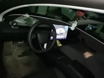 2025 Tesla Model 3 с пробегом 6 000 км