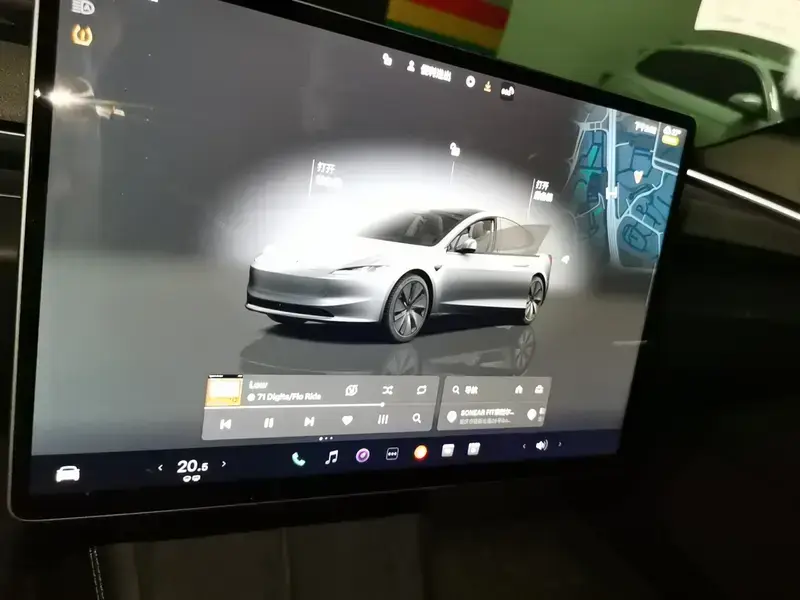 2025 Tesla Model 3 с пробегом 6 000 км