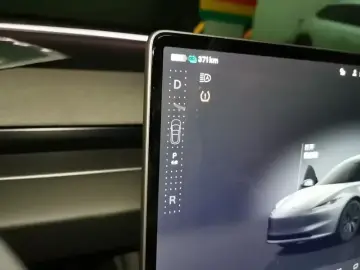 2025 Tesla Model 3 с пробегом 6 000 км