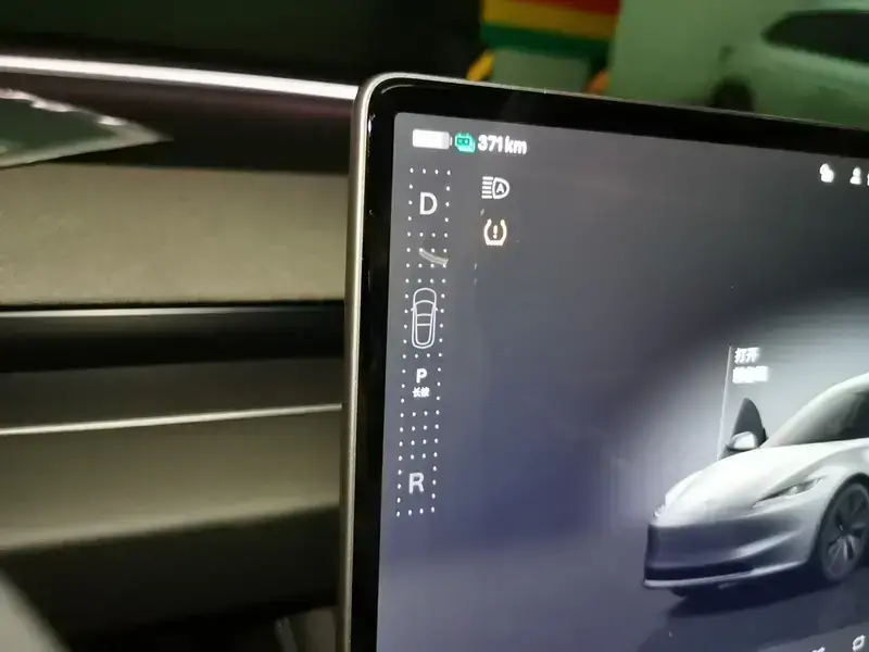 2025 Tesla Model 3 с пробегом 6 000 км