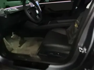 2025 Tesla Model 3 с пробегом 6 000 км