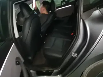 2025 Tesla Model 3 с пробегом 6 000 км