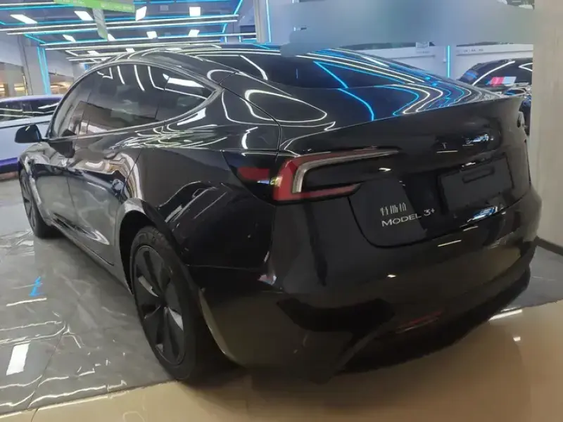 2025 Tesla Model 3 с пробегом 11 000 км