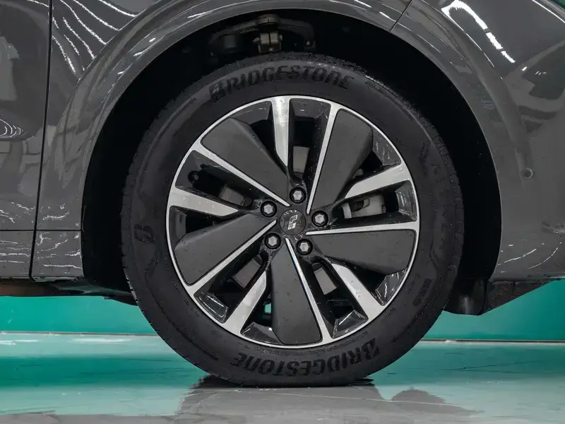 2025 Li Auto (Lixiang) L6 с пробегом 16 700 км