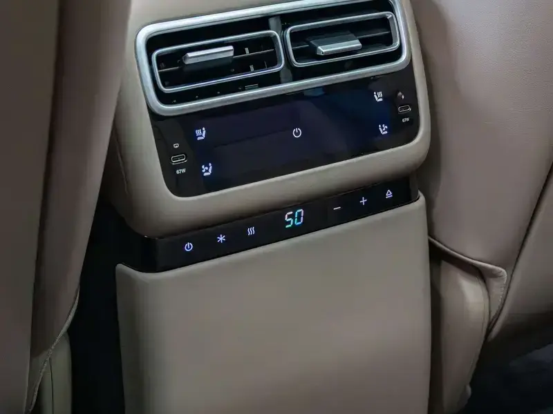 2025 Li Auto (Lixiang) L6 с пробегом 16 700 км