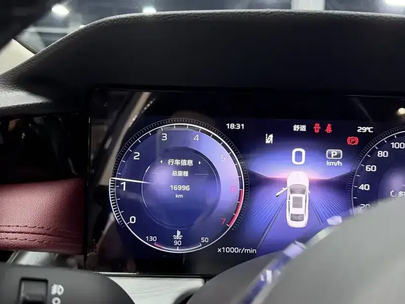 2024 Hongqi H5 с пробегом 17 000 км