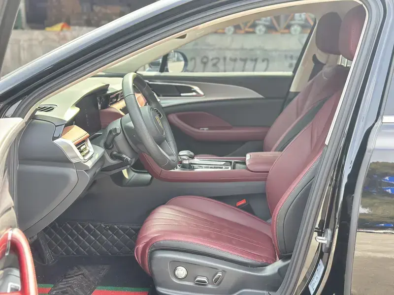 2024 Hongqi H5 с пробегом 17 000 км