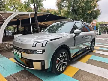 Lynk & Co 900