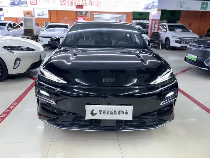2025 Geely Galaxy Xingyao 8 с пробегом 18 000 км