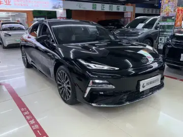 2025 Geely Galaxy Xingyao 8 с пробегом 18 000 км