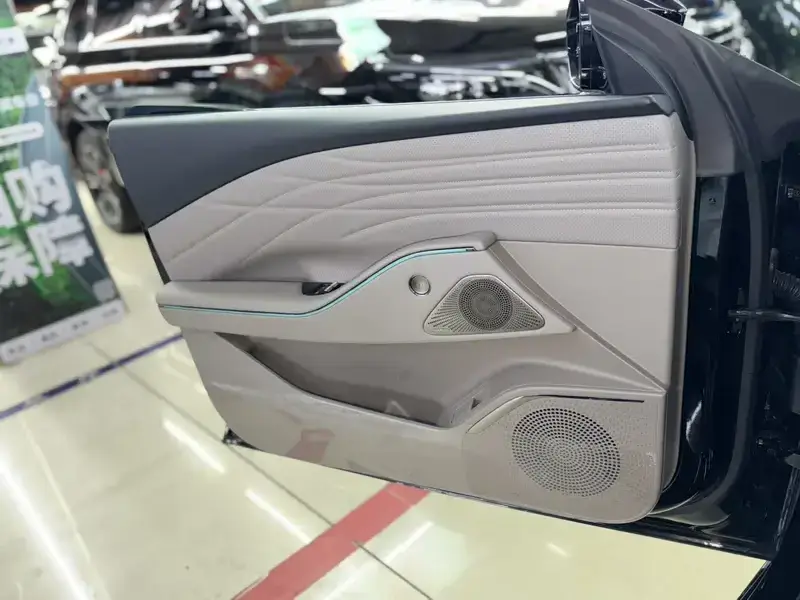 2025 Geely Galaxy Xingyao 8 с пробегом 18 000 км